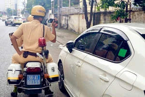 Hàng loạt ô tô đậu quanh sân bay Tân Sơn Nhất bị CSGT ghi hình, phạt nguội