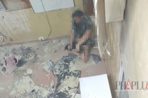 TP.HCM: Công an khống chế người đàn ông cầm 3 con dao, tấn công hàng xóm rồi cố thủ 