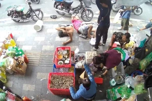 Thợ sơn rơi từ tầng cao trúng người đi đường ở trung tâm TP.HCM