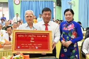 TP.HCM: Phường Tam Bình trao Huy hiệu Đảng cho 23 đảng viên cao tuổi