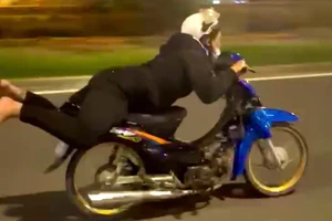 Công an xác minh clip nam thanh niên nằm sấp 'biểu diễn' trên xe máy