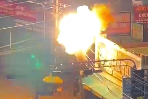 TP.HCM: Đường dây điện phát nổ, người dân hoảng hốt quay đầu xe