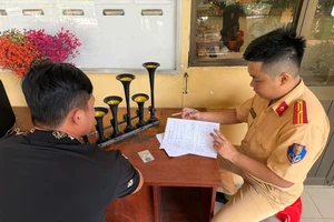 Đăng clip bóp còi hơi lên TikTok, nam tài xế bị CSGT xử phạt