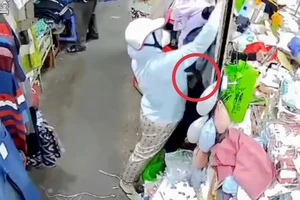 TP.HCM: Công an bắt giữ người phụ nữ móc túi giữa chợ Tân Quy