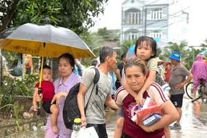Khánh Hoà: Nhiều khu vực tiếp tục ngập sâu, người già, trẻ nhỏ được ưu tiên sơ tán trước