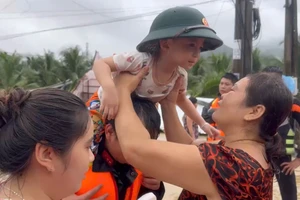 Rưng rưng cảnh người mẹ gặp lại con 3 tuổi sau 4 ngày bị lũ chia cắt