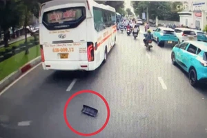 Công an xác minh xe khách liên tục vượt ẩu, ép phương tiện trên đường Hồng Bàng