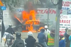 Ô tô cháy trơ khung trước cửa garage ở TP.HCM