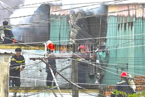 Cháy lớn tại công ty thiết bị ô tô ở TP.HCM