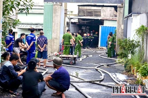 Cảnh sát PCCC leo mái nhà, đục tường khống chế đám cháy trong hẻm