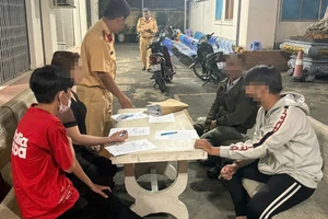Chạy xe che biển số để quay TikTok, thiếu niên 17 tuổi bị CSGT xử phạt