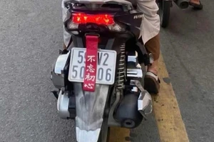 Che biển số bằng vải khi chạy xe, nữ tài xế bị phạt 6 triệu đồng