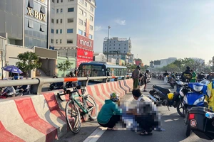 Người đàn ông đạp xe tập thể dục thì tử vong trên cầu Bình Lợi, nghi bị đột tử