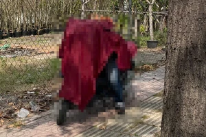 Người đàn ông tử vong trên xe máy đậu ở vỉa hè đường Phạm Văn Đồng