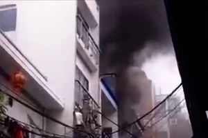 TP.HCM: Nhà 3 tầng cháy dữ dội trên đường Phùng Văn Cung