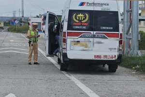 Cục CSGT tước phù hiệu, phạt nhiều tài xế xe khách trên các tuyến cao tốc phía Nam