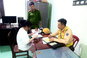 TP.HCM: Cô gái buông cả hai tay khi đi xe máy bị tước giấy phép lái xe 
