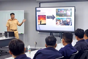 Hơn 150 tài xế được CSGT hướng dẫn kỹ năng phòng tránh điểm mù của xe tải