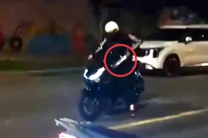 Công an điều tra nhóm dùng hung khí đánh 3 người gần cầu Ba Son