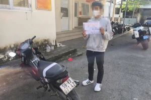 Buông hai tay lái xe máy do ‘ngẫu hứng’, nam thanh niên bị tịch thu xe