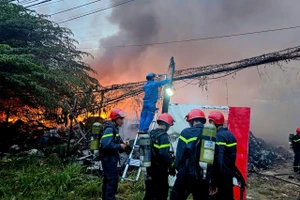 Cháy bãi rác tự phát hàng trăm mét vuông trong khu dân cư ở TP.HCM