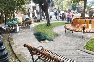 Công an phong tỏa, khám nghiệm 1 người tử vong bất thường trong công viên