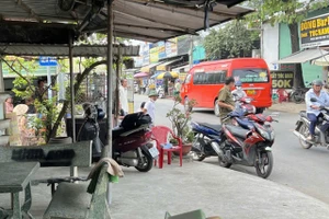 Người đàn ông tử vong trên ghế đá trước cửa nhà dân ở TP.HCM