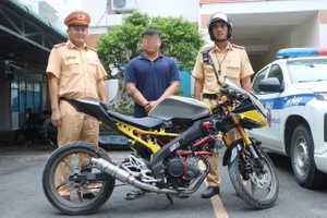 CSGT tịch thu xe nam thanh niên buông hai tay, dùng điện thoại khi chạy mô tô