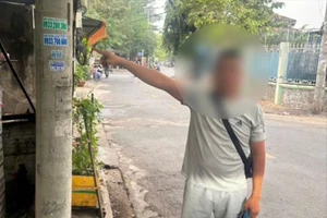 Công an TP.HCM ra quân xử lý quảng cáo, rao vặt làm xấu cảnh quan đô thị