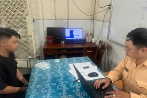 Buông 2 tay khi đi xe trên cầu Ba Son, nam thanh niên bị tịch thu SH