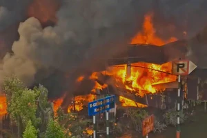 Hình ảnh hiện trường vụ cháy phía sau chợ Bình Trưng, TP.HCM