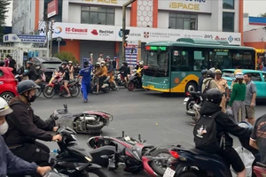 Ô tô mất lái tông nhiều xe máy ở TP.HCM