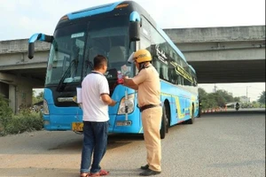 CSGT TP.HCM siết chặt kiểm soát vận tải hành khách dịp cận Tết Nguyên đán