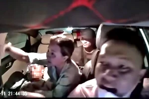 Clip CSGT TP.HCM dùng xe đặc chủng dẫn đường đưa người đi cấp cứu 