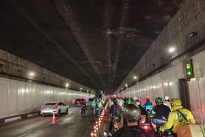 4 ô tô va chạm liên hoàn trong hầm Thủ Thiêm, giao thông ùn ứ giờ cao điểm