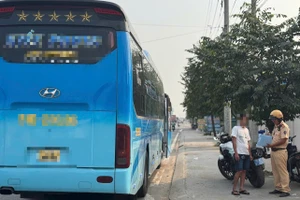 CSGT TP.HCM kiểm tra, xử lý vi phạm vận tải hành khách trên Quốc lộ 13