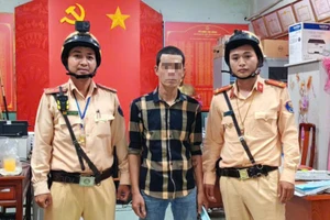 CSGT khống chế nam thanh niên có biểu hiện bất thường, kiểm tra nhanh phát hiện ma tuý