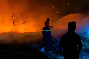 Bãi rác tự phát ở phường Đông Hòa lại bốc cháy dữ dội