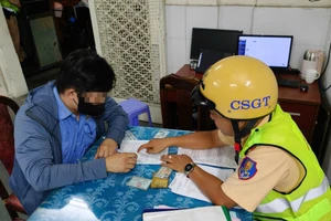 CSGT tịch thu xe máy đối với người đàn ông buông 2 tay, mở loa trên đường