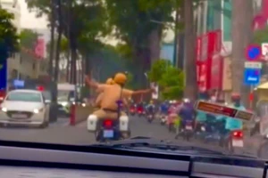 CSGT dẫn đường cho xe taxi chở sản phụ đến Bệnh viện Từ Dũ