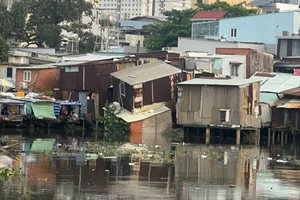 Sạt lở, một nhà dân ven kênh Đôi ở TP.HCM rơi xuống kênh 