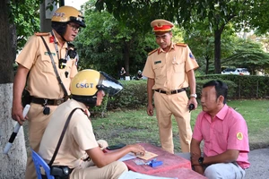 TP.HCM: CSGT xử phạt, tước phù hiệu xe hợp đồng 'trá hình' trên quốc lộ 13