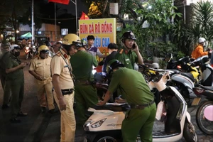 Đỗ xe máy, đi xe máy trên vỉa hè bị phạt bao nhiêu từ năm 2026?