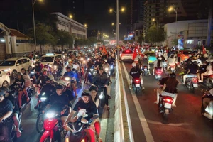 U23 Việt Nam giành hạng ba châu Á: Biển người TP.HCM đổ ra đường rạng sáng