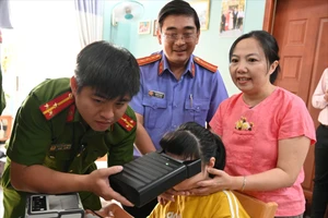 Công an và VKS đến tận nhà cấp căn cước cho trẻ khuyết tật ở TP.HCM