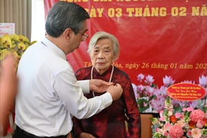 Lãnh đạo TP.HCM trao Huy hiệu 80 năm tuổi Đảng cho bà Nguyễn Thị Kim Chi 