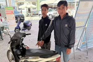 Phát hiện 2 thanh niên dương tính ma túy, công an lần ra vụ trộm xe máy