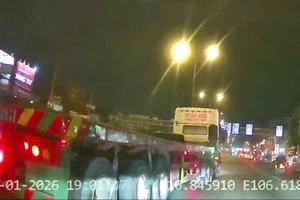 Clip ghi cảnh xe đầu kéo chèn ép ô tô 7 chỗ trên đường Đỗ Mười