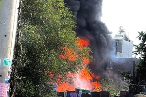 TP.HCM: Cháy xưởng nhựa, pallet, khói đen bốc cao hàng chục mét