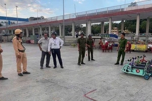 CSGT TP.HCM xử lý xe cào cào mini tự chế tại công viên phường Bến Cát